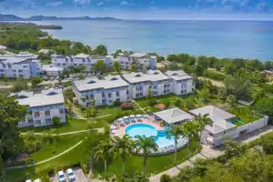 Karibea-Sainte-Luce-Hotel-Martinique-vue-aerienne-drone-amandiers-piscine-mer-et-batiments